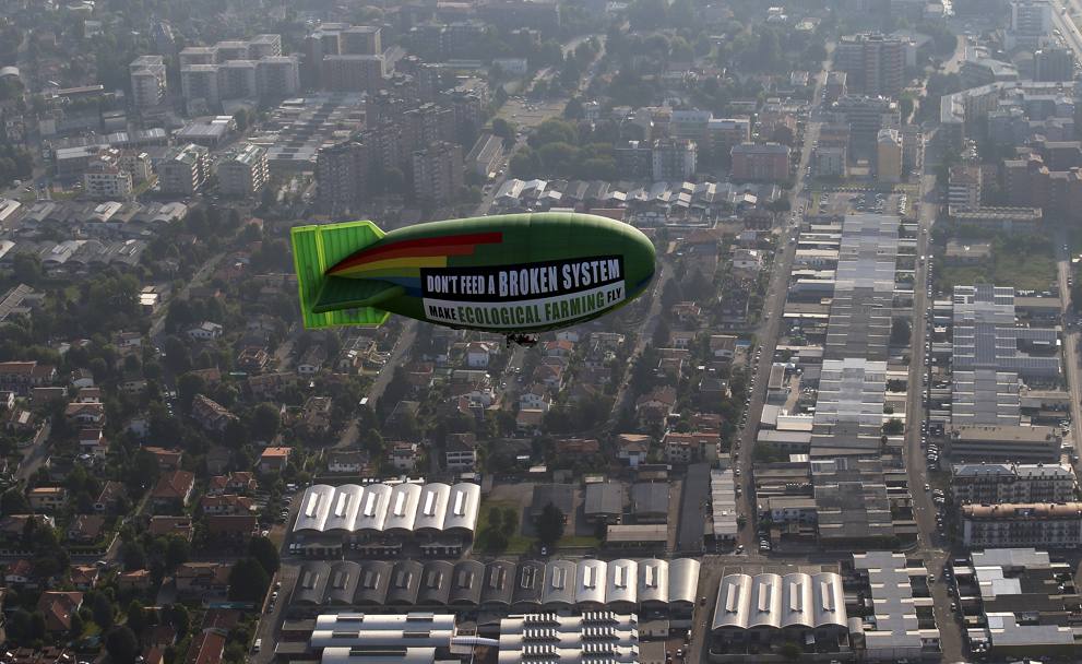 Aerostato di Greenpeace vola su Milano per protestare contro il Forum Internazionale di agricoltura (Reuters)